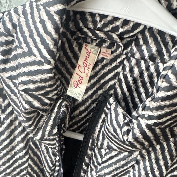 Red Camel Geometric Zigzag Print Vest - Picture 2 of 4